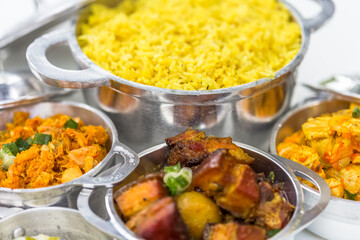 Plats typique de la cuisine créole réunionnaise dans de petites marmites 