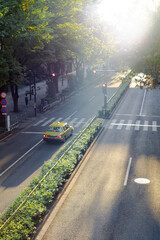 新宿副都心の道路に止まるタクシー