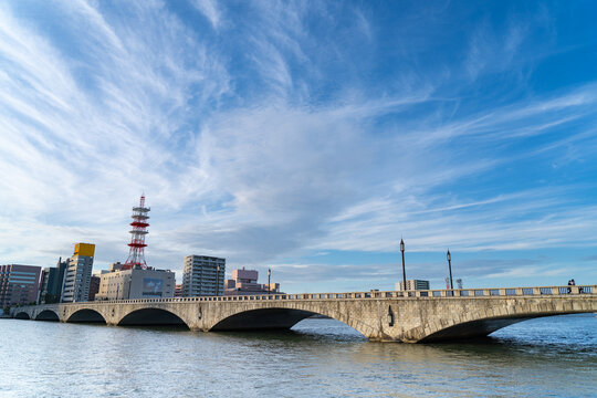 新潟市を流れる信濃川に架かる萬代橋