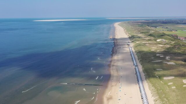 Drohnenaufnahme, Drohnenflug &uuml;ber den Strand, die Nordseek&uuml;ste und die Roompot Ferienh&auml;user Strandh&auml;user direkt am Strand, Nordholland, Julianadorp, Den Helder, Niederlande