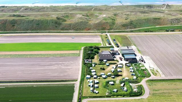 Drohnenaufnahme, Drohnenflug &uuml;ber den Campingplatz Camping Helmzicht, &uuml;ber die D&uuml;nen De Helderse Duinen und die Nordseek&uuml;ste, Nordholland, Julianadorp, Den Helder, Niederlande