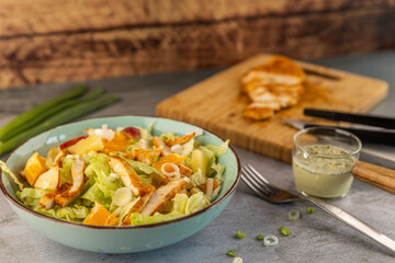 Frischer Hähnchensalat an fruchtiger Salatsauce