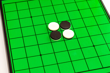 オセロの緑色の盤と白黒の石