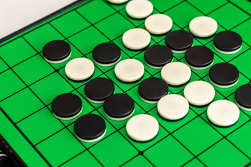 オセロの緑色の盤と白黒の石