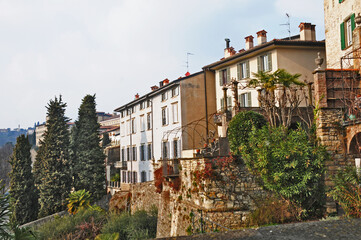 Bergamo Alta, case sulle antiche mura veneziane	