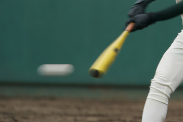 野球の試合中にピッチャーの投げた球を打つ瞬間のバッター - obrazy, fototapety, plakaty