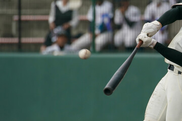 Fototapeta na wymiar 野球の試合中にピッチャーの投げた球をインパクトしてホームランにする左バッター