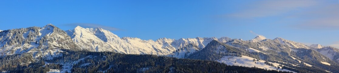 Allgäu - Berge - Winter - Panorama - Bergkette - Schnee
