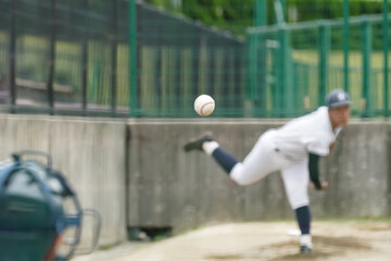 野球の試合中にブルペンで肩を温めるために投球練習をするピッチャーの投げた白球 - obrazy, fototapety, plakaty