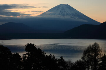 Fototapeta premium 本栖湖からの夜明けの富士山