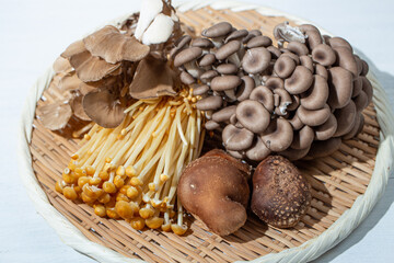 まいたけ、しめじ、とらまきたけ、まいたけのキノコ4種セット（菌活、きのこパワー、健康）