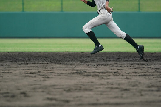 野球の試合中に盗塁を試みる野球選手