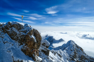 Blick auf die Zugspitze, Wolken und Berggipfel der Alpen