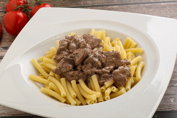 Creamy chicken liver with pasta