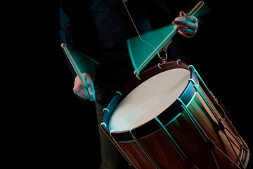 tambour trommelt von hand mit bewegenden holzschlägel lichteffekt auf musikinstrument