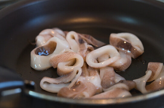 フライパンに乗せられた食材のイカ