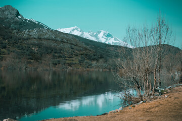 Fototapeta na wymiar landscape with snow-capped mountain and blue lake