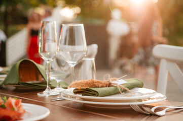 table setting, green napkin and glasses