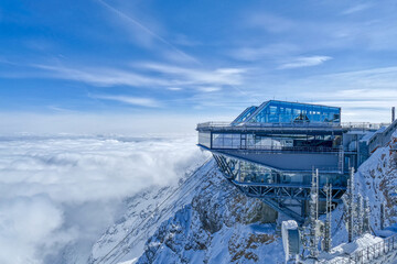 Ansicht der Zugspitze mit Seilbahn in den Alpen
