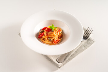 Piatto di spaghetti con pomodorini pachino e olive, Cibo Italiano 