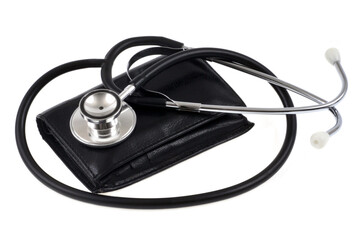 Fototapeta na wymiar Concept de dépenses de santé avec un stéthoscope posé sur un portefeuille sur fond blanc
