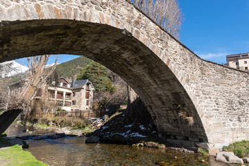 Fototapeta premium Sallent de Gallego. Old Bridge or Paco. Clean Water River