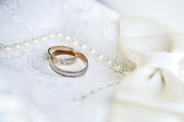 Obraz na płótnie Canvas wedding rings on a white pillow close-up