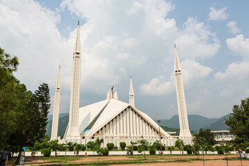 Obraz premium Islamabad, Pakistan - September 2021: Visit to the beautiful Shah Faisal Mosque in Islamabad, Pakistan during a sunny day and cloudy sky.