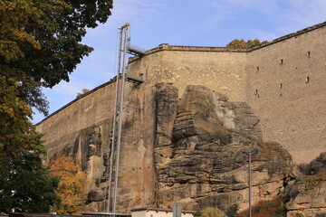 Blick auf die Außenmauer der Festung Königstein in der Sächsischen Schweiz