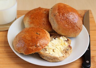 Whole wheat teacakes with raisin