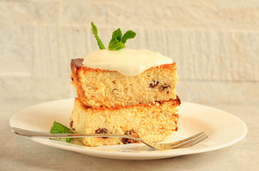 No crust cheesecakes slices with raisin