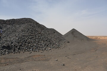 Fototapeta na wymiar le minerai de la mine de tambao au burkina faso