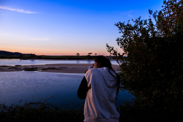 Haciendo fotografías al atardecer con cámara instantánea. Personas. Concepto de viajes y estilo de vida.