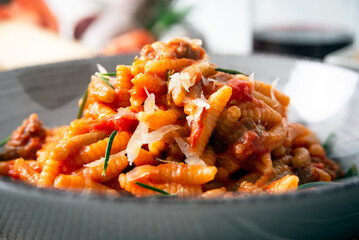 Piatto di malloreddus alla campidanese, pasta tradizionale sarda con sugo di salsiccia, Cibo Italiano 