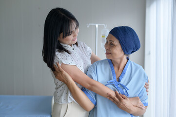 Obraz premium Cancer patient woman wearing head scarf and her supportive daughter in hospital, health and insurance concept.