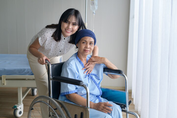 Obraz premium Cancer patient woman wearing head scarf and her supportive daughter in hospital, health and insurance concept.