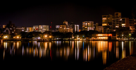 Fototapeta na wymiar 福岡県 大濠公園の池に反射する夜景