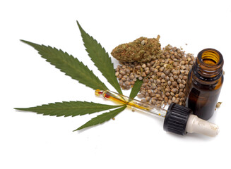 Cannabis Blatt isoliert mit CBD ÖL und Samen