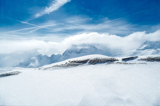 Glitzernder Pulverschnee auf dem Schneeferner-Gletscher auf der Zugspitze