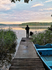 Angler in der Morgend&auml;mmerung am L&uuml;bbesee