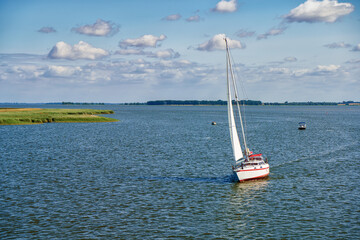 Segelboot auf dem Zingster Strom, Halbinsel Fischland-Darß, Mecklenburg-Vorpommern, Deutschland