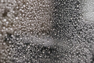 Krople deszczu na szybie, zabawa perspektywą © Radosaw