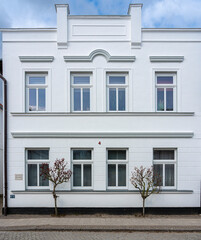 Fototapeta na wymiar Klassizistische weiße Häuser in Putbus auf der Insel Rügen