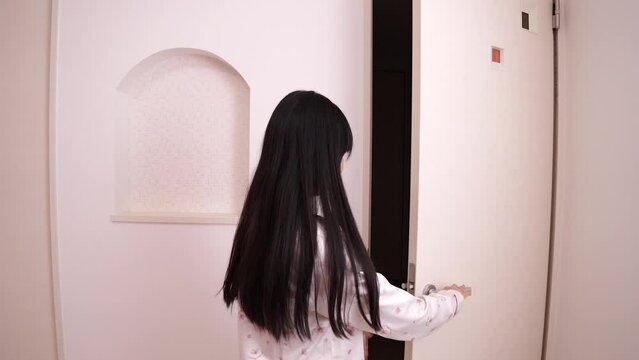 初めて1人で就寝する小学生の女の子