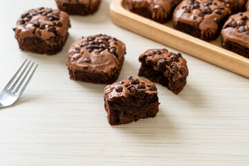 Obraz na płótnie Canvas dark chocolate brownies topped by chocolate chips