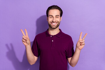 Photo of handsome attractive male showing v-sign wear trendy fashionable t-shirt isolated on purple color background