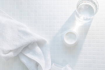 保湿クリームのジャー・テクスチャー。白背景のスキンケア美容イメージ。