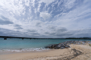 沖縄北部古宇利島・古宇利大橋をのぞむビーチ