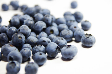garść borówek rozsypanych na białym tle © Katarzyna