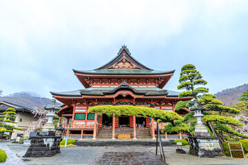 Naklejka premium 雨の甲斐善光寺 山梨県甲府市 KaiZenkoji in the rain. Yamanashi-ken Koufu city.